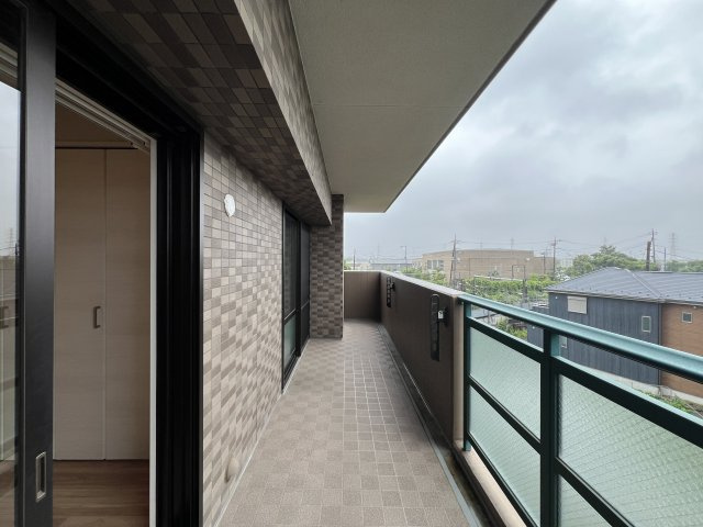 角部屋だからこその広きバルコニー♪ペットも外を眺めてリフレッシュ【マイキャッスル三ツ境Ⅱ】リノベーションのバルコニー|開放的で明るい空間を演出してくれるバルコニーです