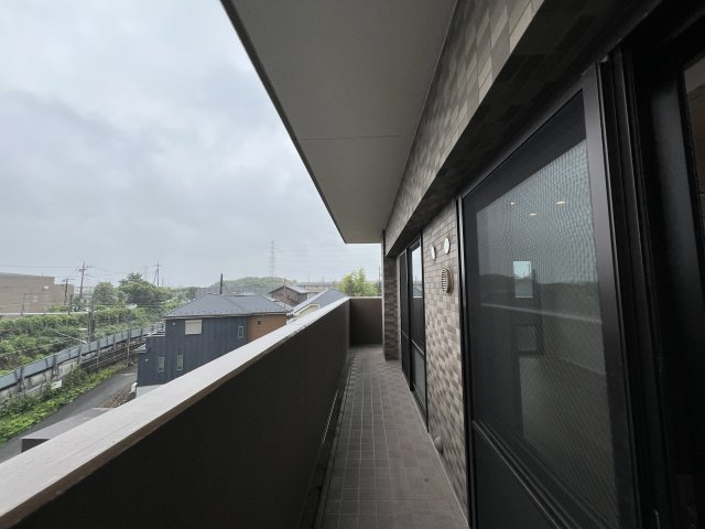 角部屋だからこその広きバルコニー♪ペットも外を眺めてリフレッシュ【マイキャッスル三ツ境Ⅱ】リノベーションのバルコニー|広々としたバルコニーです