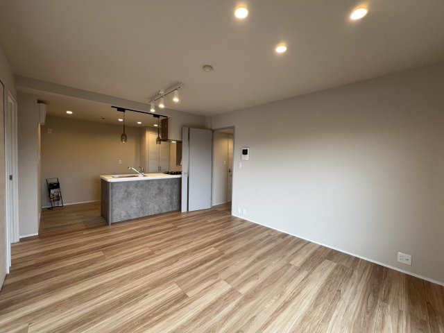 角部屋だからこその広きバルコニー♪ペットも外を眺めてリフレッシュ【マイキャッスル三ツ境Ⅱ】リノベーションの居間・リビング