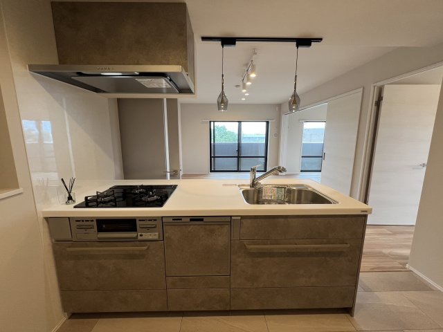 角部屋だからこその広きバルコニー♪ペットも外を眺めてリフレッシュ【マイキャッスル三ツ境Ⅱ】リノベーションのキッチン|キッチンです