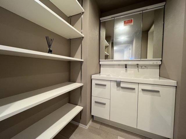 角部屋だからこその広きバルコニー♪ペットも外を眺めてリフレッシュ【マイキャッスル三ツ境Ⅱ】リノベーションの独立洗面台|独立洗面台、小物を置くことができて便利です