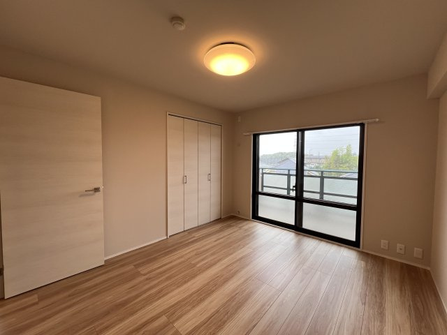 角部屋だからこその広きバルコニー♪ペットも外を眺めてリフレッシュ【マイキャッスル三ツ境Ⅱ】リノベーションの洋室|スタンダードな洋室です