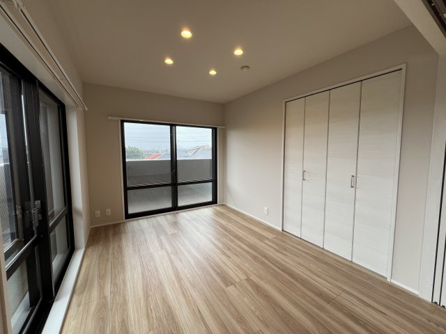 角部屋だからこその広きバルコニー♪ペットも外を眺めてリフレッシュ【マイキャッスル三ツ境Ⅱ】リノベーションの洋室|落ち着いた色調の洋室です