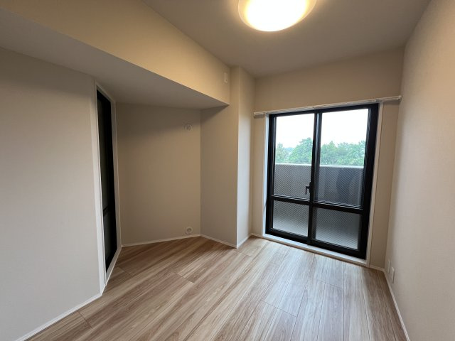 角部屋だからこその広きバルコニー♪ペットも外を眺めてリフレッシュ【マイキャッスル三ツ境Ⅱ】リノベーションの洋室|洋室です