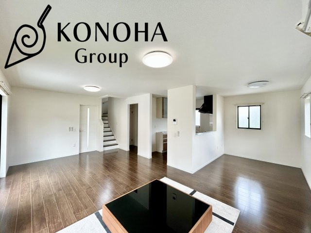 【中古戸建】高崎市下小鳥町の居間・リビング|18帖もある広々としたLDKでは今日あった出来事をご家族みんなでおしゃべりができます♪ご家族みんなが顔を合わせるリビングにはこだわり抜いたデザインを採用しております。