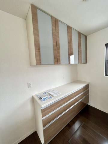 【中古戸建】高崎市下小鳥町のキッチン|お料理をしながらお部屋を見渡せることができる対面キッチンを採用。コミュニケーションがとりやすく、家族の絆が深まります。今日の出来事をおしゃべりしながら楽しい時間をお過ごしください♪