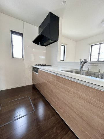 【中古戸建】高崎市下小鳥町のキッチン|お料理ができたら「これ運んで～♪」と手渡しが出来ます。対面キッチンなのでリビングと一体感があり、広々とした空間の中で楽しく食事やお菓子作りが出来ますね♪