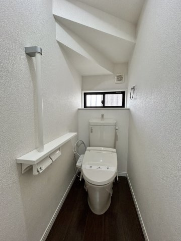 【中古戸建】高崎市下小鳥町のトイレ|白を基調としたトイレです♪