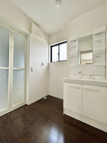 【中古戸建】高崎市下小鳥町の独立洗面台|通常より広いタイプの洗面所になっています。のびのびと使える洗面所には寒い冬にストーブをおいても邪魔になりません♪