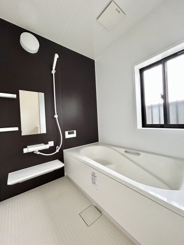 【中古戸建】高崎市下小鳥町の浴室|1日の疲れを癒せるお風呂♪足がのばせるほど広いお風呂にはエコベンチも搭載！小さいお子様を座らせれば一緒にお風呂へ入っても安心。浴室暖房乾燥機付きなので洗濯物も乾かせます。