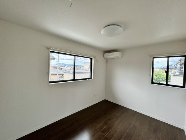 【中古戸建】高崎市下小鳥町の洋室|「今日も一日お疲れ様」とご夫婦でゆったりくつろげる寝室。毎日の家事やお仕事に疲れた日はフカフカのベットで癒されてください。テレビや本棚をおいても快適な広さなのが自慢のお部屋です♪