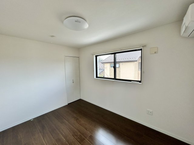 【中古戸建】高崎市下小鳥町の洋室|広い寝室ならインテリアも自由自在にお楽しみいただけます♪お外から帰ってきた後は寝室でゆっくり自分の時間をお過ごしください。