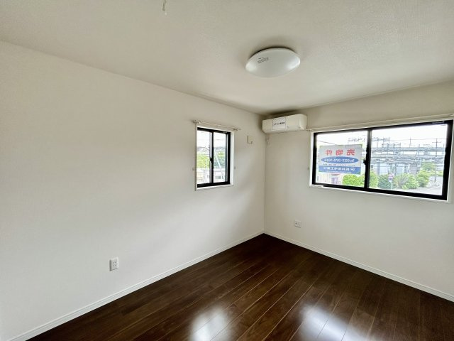 【中古戸建】高崎市下小鳥町の洋室|ダブルベッドを置いても充分な広さを2Ｆのお部屋に設けております。お子様と家族みんなで寝るのも夢じゃありません♪窓からは光が差し込むので日中でも明るいお部屋です。