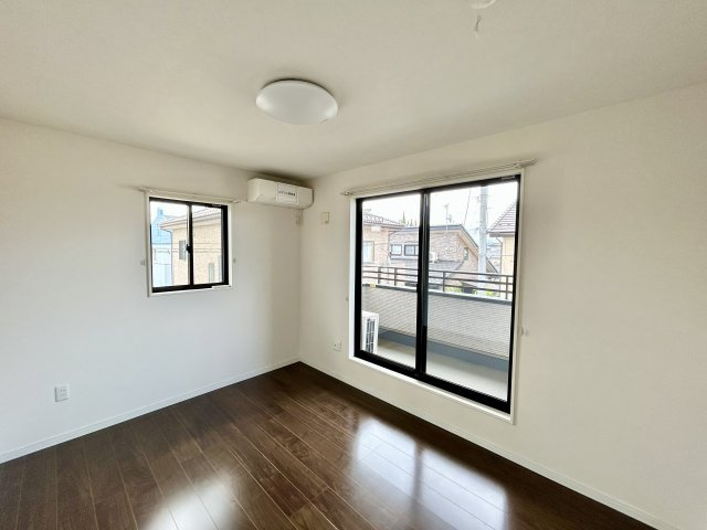 【中古戸建】高崎市下小鳥町の洋室|お子様にとって初めての「自分だけのお部屋」。どんなお部屋にするのか楽しみになりますね♪こちらのお部屋は洋室になっているので、もし汚してしまっても簡単にお掃除できるので助かります。