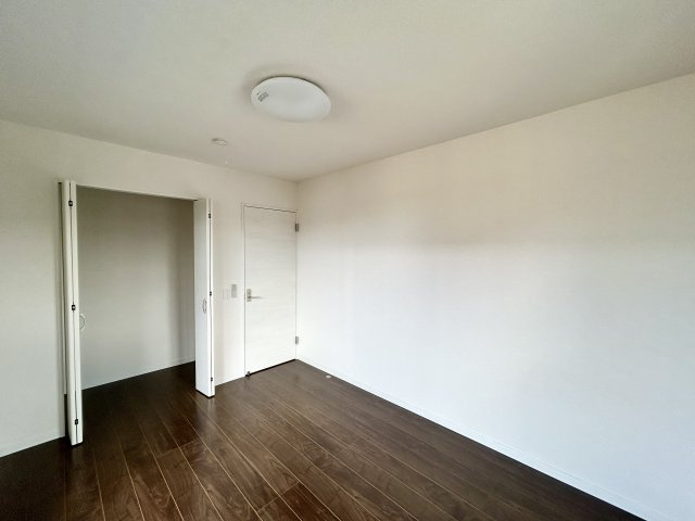 【中古戸建】高崎市下小鳥町の洋室|ママ友が来ても子供達には子供部屋で遊んでいてもらうことができます。ママ達はリビングで楽しくおしゃべりに華を咲かせながら気兼ねなく盛り上がれます♪