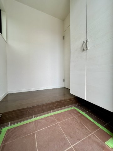 【中古戸建】高崎市下小鳥町の玄関|毎日の「いってらっしゃい」や「お帰りなさい」を大切なご家族と過ごす玄関は〈使いやすさ〉を追求しております。玄関横の物入は急な来客時でもさっとお片付けできるスペースを確保しています。