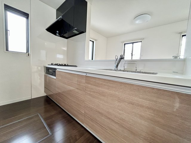 【中古戸建】高崎市下小鳥町のキッチン|調理器具の出し入れが便利なスライド収納♪毎日家事を頑張る皆さまにおすすめしたいポイントです(*^^*)