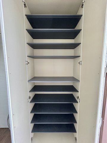【中古戸建】高崎市下小鳥町の収納|急な来客時にもすぐに物がしまえるので便利です。「いつもキレイな玄関だね」とお友達やご近所さんに羨ましがられると気分も上がります。