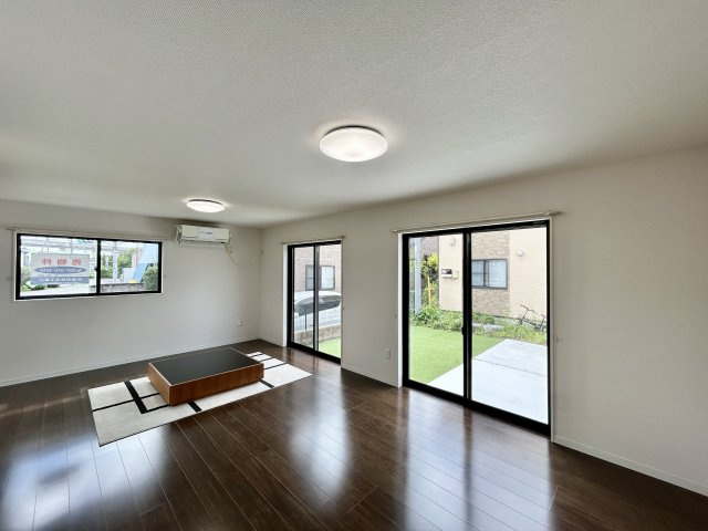 【中古戸建】高崎市下小鳥町の居間・リビング|これから長く住むお家のリビングには毎日気持ちのいい日差しが差し込みます。ポカポカ日向ぼっこをしながらお昼寝をするのもいいですね♪明るいリビングに気分も晴れやかに♪