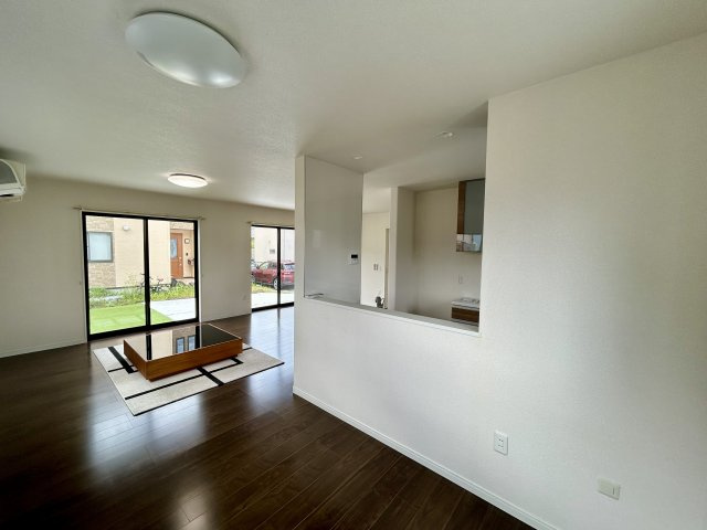 【中古戸建】高崎市下小鳥町の居間・リビング|ポカポカ日向ぼっこをしながらお昼寝をするのもいいですね♪明るいリビングに気分も晴れやかに♪