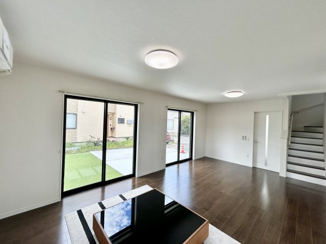 【中古戸建】高崎市下小鳥町の居間・リビング|リビングアクセス階段プラン採用！こちらのプランは必ずリビングに皆が顔を合わせる仕様になっていますので、家族とのコミュニケーションがとりやすく絆が深まります。