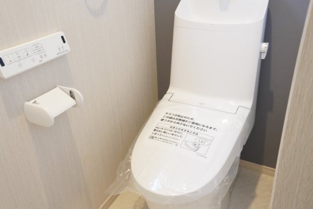 草加市神明2丁目 築浅一戸建てのトイレ