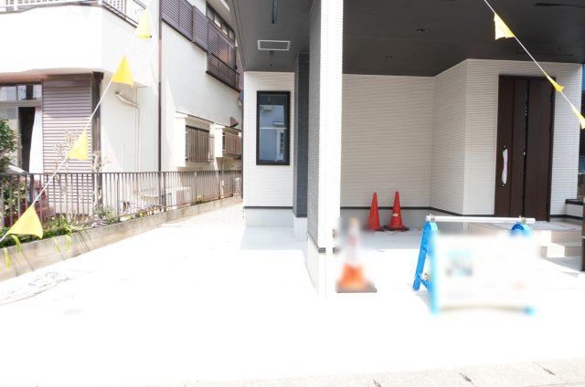 草加市神明2丁目 築浅一戸建ての駐車場