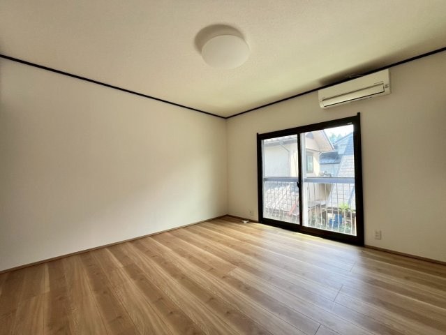 【寝室】 | 阿見町大室　中古戸建 | バルコニーに面していて、たっぷり光りの入る明るい主寝室です！