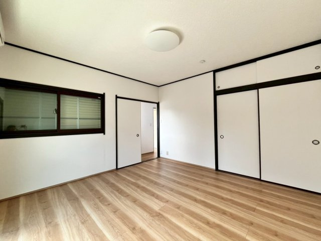 【寝室】 | 阿見町大室　中古戸建 | 天井の高い主寝室。ゆっくりと過ごせる大人のくつろぎ空間！