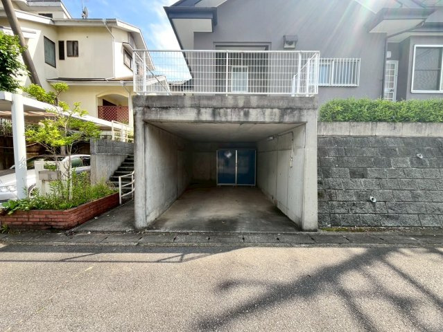 【駐車場】 | 阿見町大室　中古戸建 | マイホームなら駐車場代がかかりません。しかも、自宅の駐車場で洗車ができます！今までコイン洗車に行っていた手間も省けて、節約にもつながります(^^♪