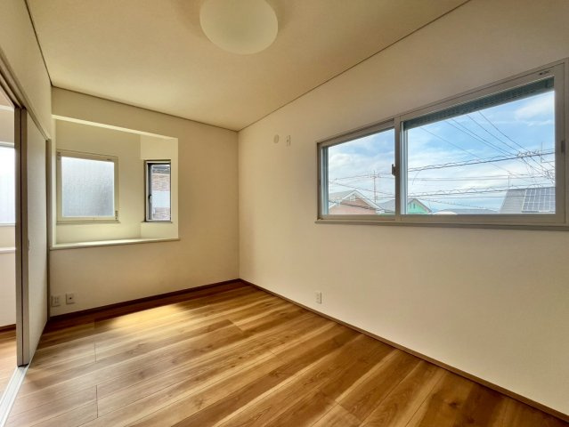 【洋室】 | 阿見町大室　中古戸建 | お掃除しやすく、清潔感を保てるのでダニも発生しにくいフローリング♪