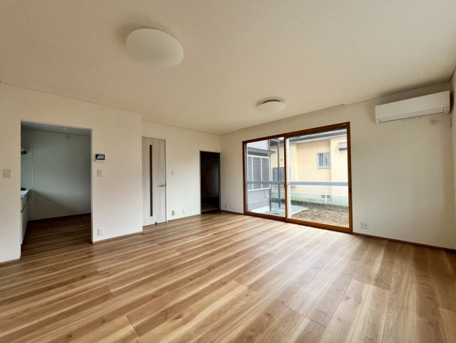 【居間・リビング】 | 阿見町大室　中古戸建 | お子様が元気に遊べる広々としたリビングです。