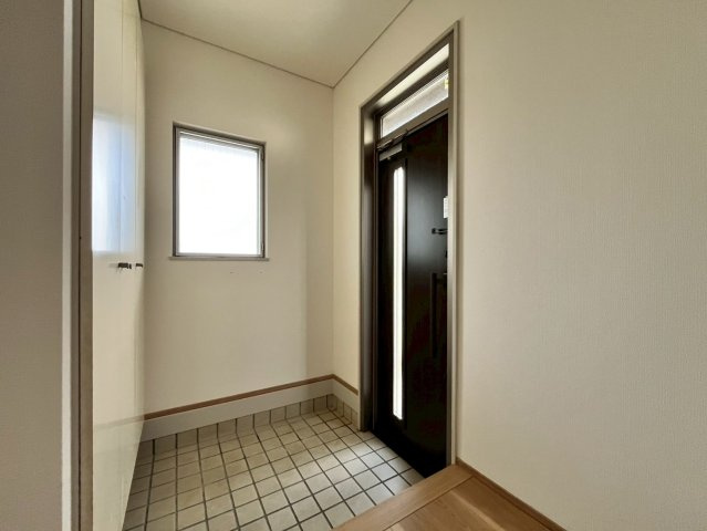 【玄関】 | 阿見町大室　中古戸建 | 小窓が付いているドアなので明るいスペースになっています♪
