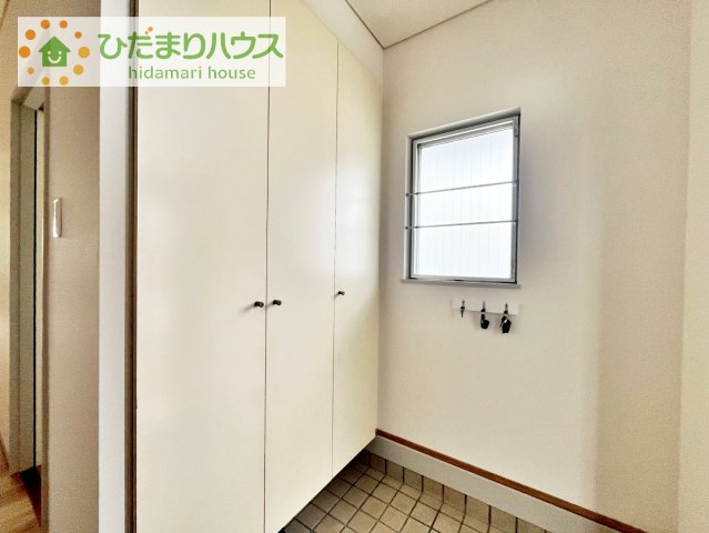 【玄関】 | 阿見町大室　中古戸建 | スニーカーマニアも納得の天井まであるシューズボックス!(^^)!