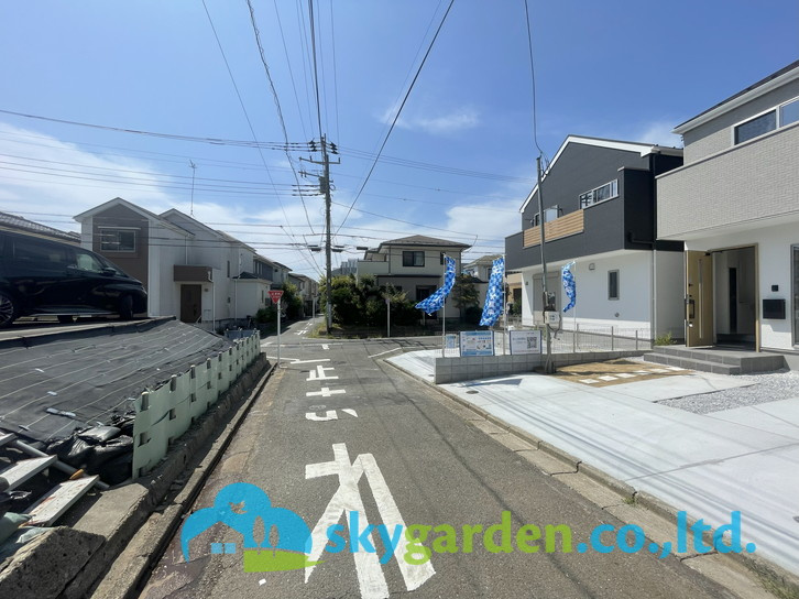 藤沢市西富4期　新築戸建　全2棟2号棟の前面道路含む現地写真