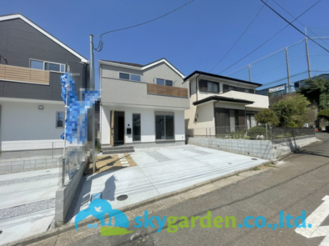 藤沢市西富4期　新築戸建　全2棟2号棟の前面道路含む現地写真
