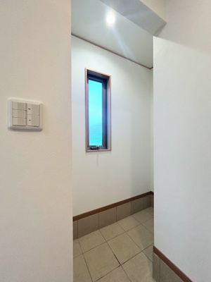 【収納】 | ◆緑区白山中古住宅◆ | ◆玄関には大型シューズクローク！靴以外のベビーカーや子どものスポーツ用品等入れておけるシューズインクローゼットを設置しました！