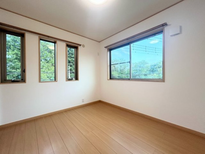 【洋室】 | ◆緑区白山中古住宅◆ | ◆柔らかい陽光が差し込む明るいお部屋を演出する設計。彩光の取れる窓が気持ちの良いお部屋を創り上げます。