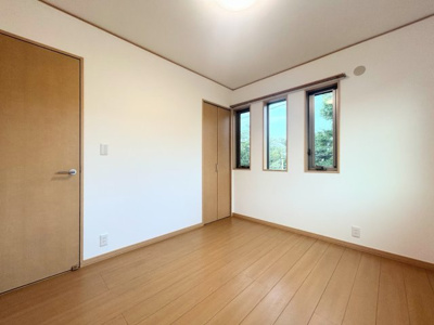 【洋室】 | ◆緑区白山中古住宅◆ | ◆室内はいつも明るい印象なので気持ちの良い朝を迎えられます。各部屋にはクローゼットを完備しており、収納が多いお家はすっきりして快適空間です。