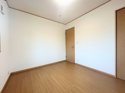 【洋室】 | ◆緑区白山中古住宅◆ | ◆気持ちの良い風が室内へ入り込む居室。家具を配置しても広々ご利用いただけます！！