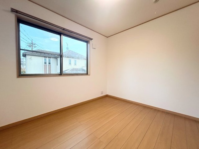 【洋室】 | ◆緑区白山中古住宅◆ | ◆子どものスタディ空間として、あるいは書斎やホビールームとして生活スタイルに合わせて使えるプライベートルーム。居心地のいい落ち着いたインテリアが似合います。