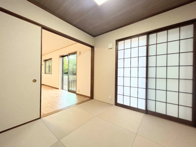 【和室】 | ◆緑区白山中古住宅◆ | ◆柔らかい陽光が差し込む明るいお部屋を演出する設計。彩光の取れる窓が気持ちの良いお部屋を創り上げます。