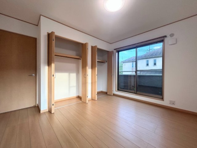 【洋室】 | ◆緑区白山中古住宅◆ | ◆柔らかい陽光が差し込む明るいお部屋を演出する設計。彩光の取れる窓が気持ちの良いお部屋を創り上げます。