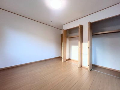 【洋室】 | ◆緑区白山中古住宅◆ | ◆室内はいつも明るい印象なので気持ちの良い朝を迎えられます。各部屋にはクローゼットを完備しており、収納が多いお家はすっきりして快適空間です。