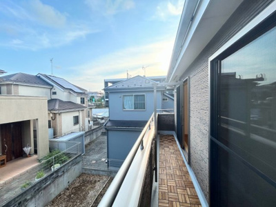 【バルコニー】 | ◆緑区白山中古住宅◆ | ◆気持ちのいい空が見渡せる広いバルコニー。爽やかな風を感じて、心躍る素敵な暮らしがはじまります。通風・採光にも優れ、心地よい光と風があふれています。