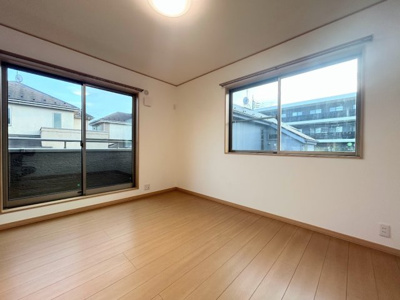 【洋室】 | ◆緑区白山中古住宅◆ | ◆室内はいつも明るい印象なので気持ちの良い朝を迎えられます。各部屋にはクローゼットを完備しており、収納が多いお家はすっきりして快適空間です。