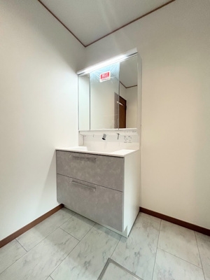 【独立洗面台】 | ◆緑区白山中古住宅◆ | ◆ご家族の1日が始まり、1日が終わりを締めくくる洗面空間。洗濯機を配置しても十分なスペースを確保した設計となっております。