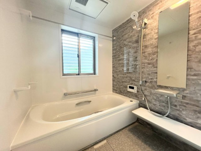 【浴室】 | ◆緑区白山中古住宅◆ | ◆モダンデザインの空間が気持ちよさを高めてくれるバスルーム。すっきりとした清潔感の中に都会的なセンスが感じられ、心身をリフレッシュできる寛ぎを深めてくれるスペースです。