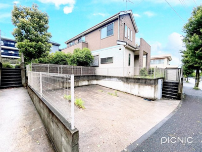 【前面道路含む現地写真】 | ◆緑区白山中古住宅◆ | ◆堂々たる趣ながら、主張し過ぎずどこか余裕を感じさせるシャープなフォルムで佇む邸宅は、晴天の空と照らし合わせる事で、本来あるべき完成形の姿を見せてくれます。