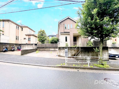 【外観】 | ◆緑区白山中古住宅◆ | ◆爽やかな青空の下に贅沢なほどに降り注ぐ陽光、豊かな居住性と、クオリティが見事に調和した住空間は、住まうことの喜びを感じさせてくれます。ゆとりある広い敷地で開放的なお住まいです。